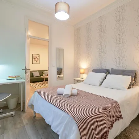 Spacious 3 Bedroom Downtown Lägenhet *